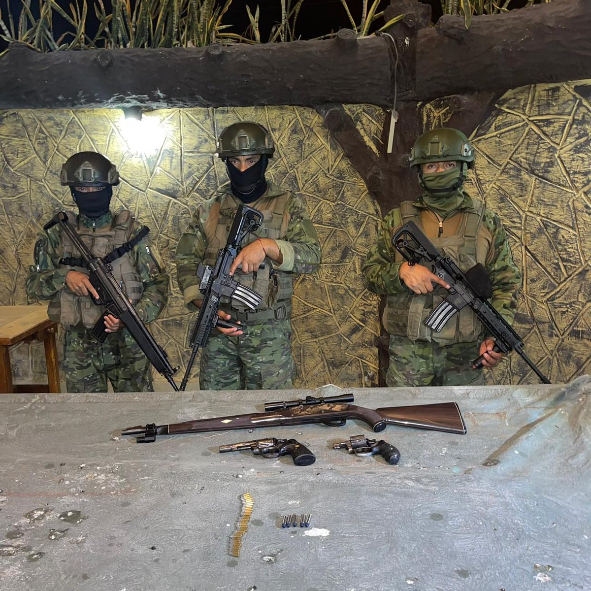 FFAAECUADOR's tweet image. 🔴 𝗗𝗲𝗰𝗼𝗺𝗶𝘀𝗼 𝗱𝗲 𝗮𝗿𝗺𝗮𝘀 𝘆 𝘀𝘂𝘀𝘁𝗮𝗻𝗰𝗶𝗮𝘀 𝗶𝗹𝗶́𝗰𝗶𝘁𝗮𝘀 𝗲𝗻 𝗣𝗼𝗿𝘁𝗼𝘃𝗶𝗲𝗷𝗼

#Manabí | Las Fuerzas Armadas del Ecuador, a través del Bloque de Seguridad, ejecutaron una operación en el sector El Corozo, cantón #Portoviejo, logrando el decomiso de…