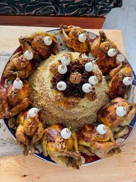 مطبخ المملكة المغربية سيد الأطباق العالمية 
ولكن  :   بعد قليل سيبدأ التخنشيل