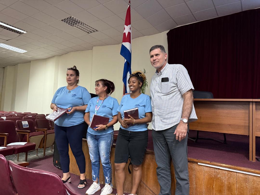 Deb_invexCuba's tweet photo. El @MINCEX_CUBA celebra el #26dejulio y ratifica su compromiso con #Cuba🇨🇺 y nuestra #Revolución. Estimulados varios compañeros con la Medalla "Enrique Hart" y secretarias de la #CTC de organizaciones de base del #Mincex. #TumbaElBloqueo #CubaVencera🇨🇺🇨🇺🇨🇺 https://t.co/d5PZW3MURN