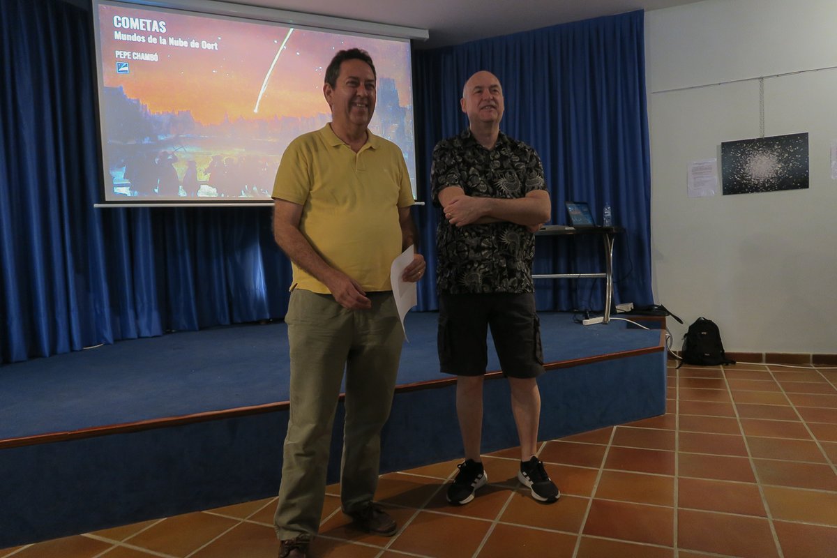 PepeChambo's tweet image. Charla sobre cometas el pasado 19 de julio ☄️ en Manzanera (Teruel), donde también hablamos de 3I/ATLAS ✨. Cerramos con observación bajo un cielo espectacular 🌌 y fresquito 🧥. Un pueblo encantador 🏡🌿 con actividades astronómicas 🌠 y culturales 🎭 todo el año.