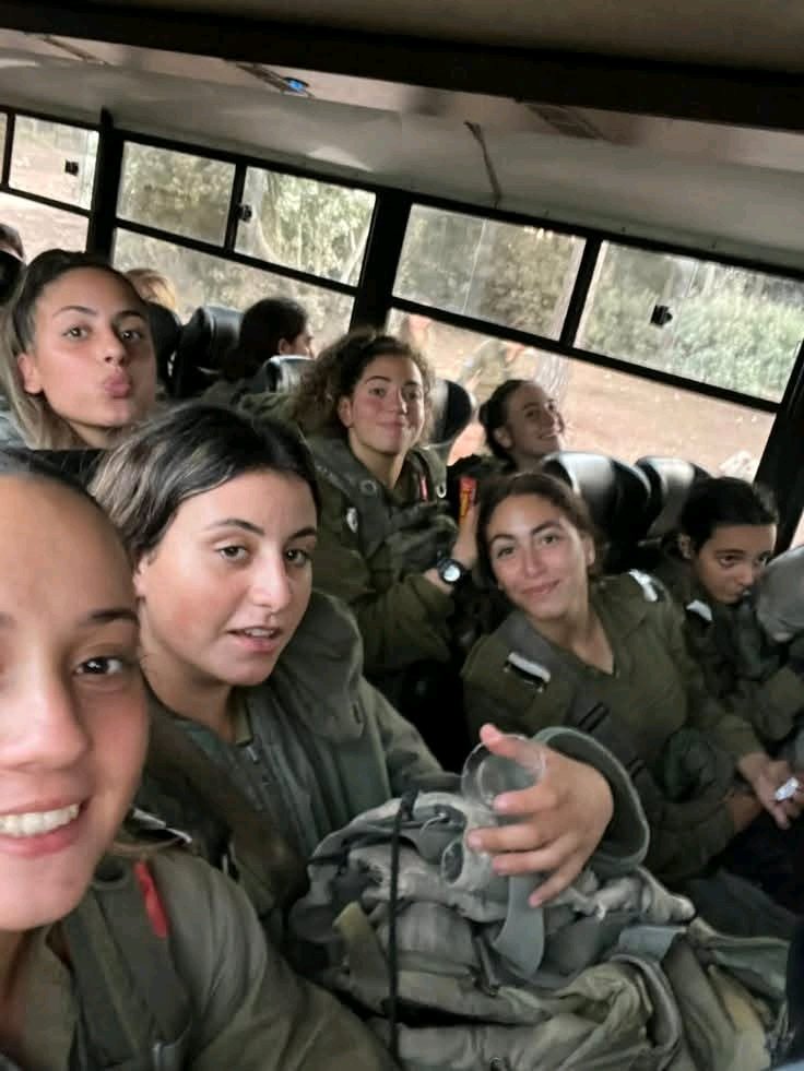 Gal_vol2's tweet image. Γιαχβέ σχωρέστε τες. Και να μην τις συγχωρέσει στα καπαμά μου αλλά λέμε τώρα.