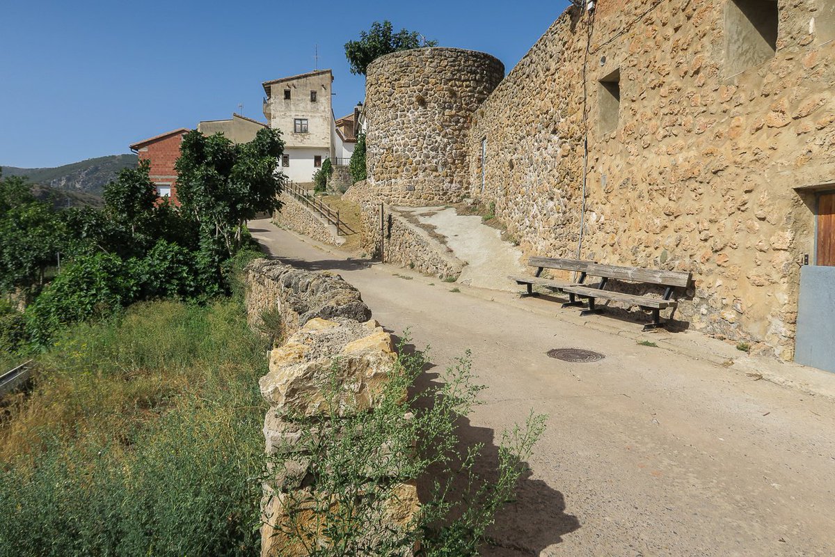 PepeChambo's tweet image. Charla sobre cometas el pasado 19 de julio ☄️ en Manzanera (Teruel), donde también hablamos de 3I/ATLAS ✨. Cerramos con observación bajo un cielo espectacular 🌌 y fresquito 🧥. Un pueblo encantador 🏡🌿 con actividades astronómicas 🌠 y culturales 🎭 todo el año.