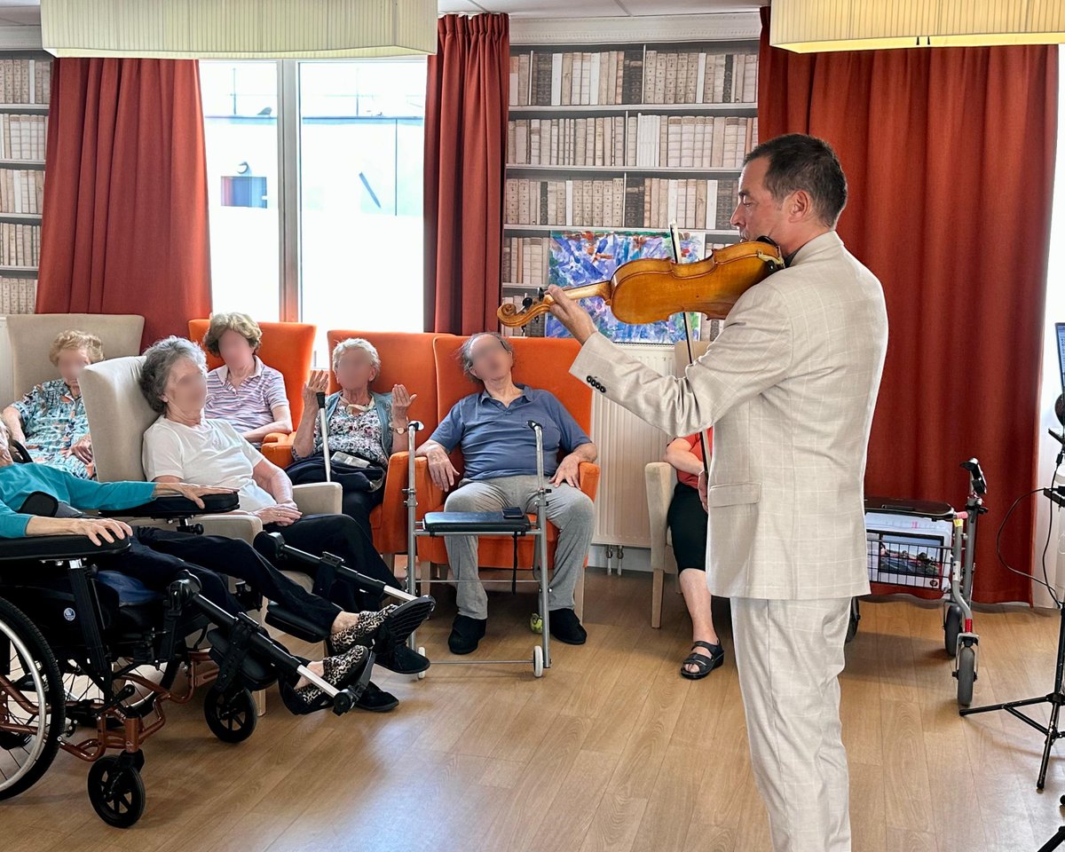 instituthds's tweet image. 🌞 La campagne #SourireDEté était ce jeudi 24 juillet en compagnie de plus de 100 résidents de l&apos;EHPAD L&apos;Impérial !

Un concert de violon, des cadeaux et des sourires ont marqué ce bel après-midi à @VilleColombes (@hautsdeseinefr) !

Pour en savoir plus : institut-hauts-de-seine.fr/le-pole-solida…