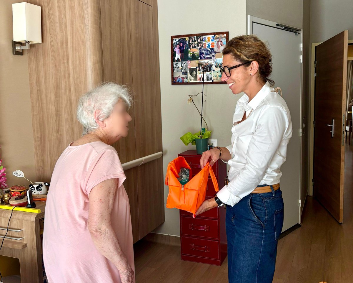 instituthds's tweet image. 🌞 La campagne #SourireDEté était ce jeudi 24 juillet en compagnie de plus de 100 résidents de l&apos;EHPAD L&apos;Impérial !

Un concert de violon, des cadeaux et des sourires ont marqué ce bel après-midi à @VilleColombes (@hautsdeseinefr) !

Pour en savoir plus : institut-hauts-de-seine.fr/le-pole-solida…