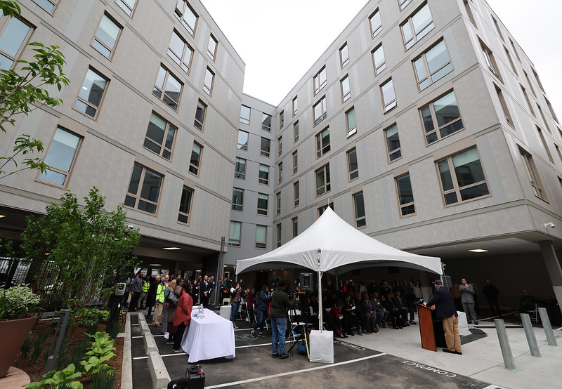 BostonNeighbor's tweet image. #ThrowbackThursday to the grand opening of the Pok Oi Residences in Chinatown! @MayorWu joined community leaders, partners, and residents to celebrate 85 new affordable homes on Harrison Ave., transforming a former parking lot into, sustainable community. ow.ly/7oPa50WuLw5