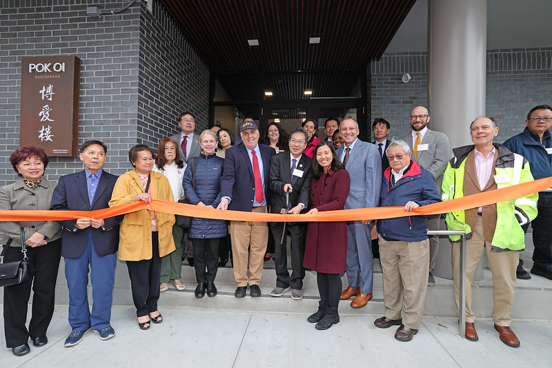 BostonNeighbor's tweet image. #ThrowbackThursday to the grand opening of the Pok Oi Residences in Chinatown! @MayorWu joined community leaders, partners, and residents to celebrate 85 new affordable homes on Harrison Ave., transforming a former parking lot into, sustainable community. ow.ly/7oPa50WuLw5