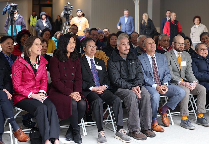 BostonNeighbor's tweet image. #ThrowbackThursday to the grand opening of the Pok Oi Residences in Chinatown! @MayorWu joined community leaders, partners, and residents to celebrate 85 new affordable homes on Harrison Ave., transforming a former parking lot into, sustainable community. ow.ly/7oPa50WuLw5