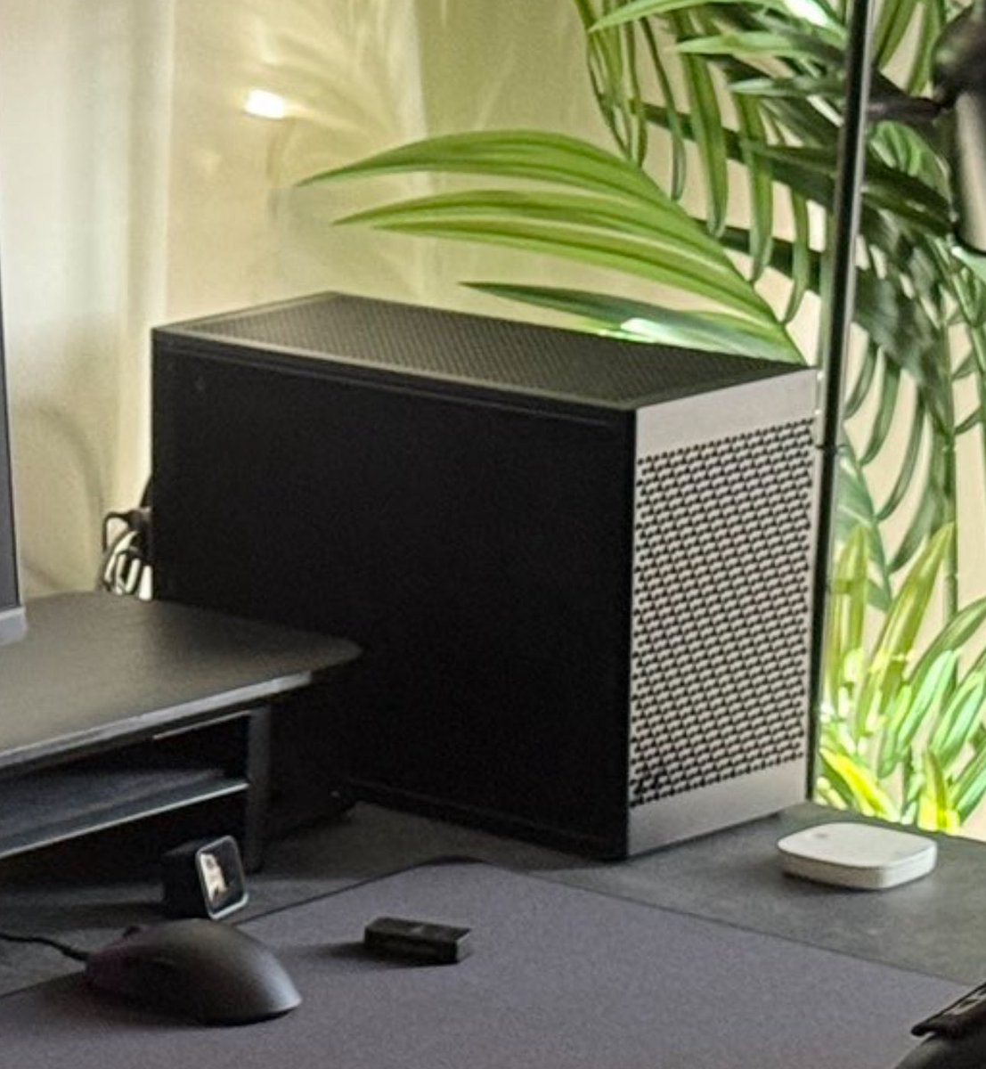 hucfps's tweet image. ok. i have fallen for the mitx propaganda and will be getting a grater case :)