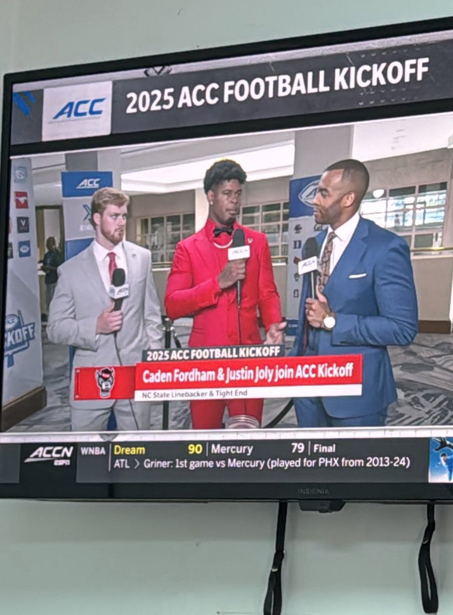 BrianHawkins4's tweet image. 🚨Former Iona Prep TE/WR Justin Joly. He will forever be known as the “Boogeyman” from the looks I saw from opposing HS coaches. And that suit fits perfectly. He should be on @seniorbowl watchlist. @ionafootball