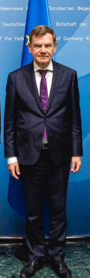 SebastianG_De's tweet image. Wer könnte Deutschland im Ausland besser repräsentieren als dieser Mann?
🤣