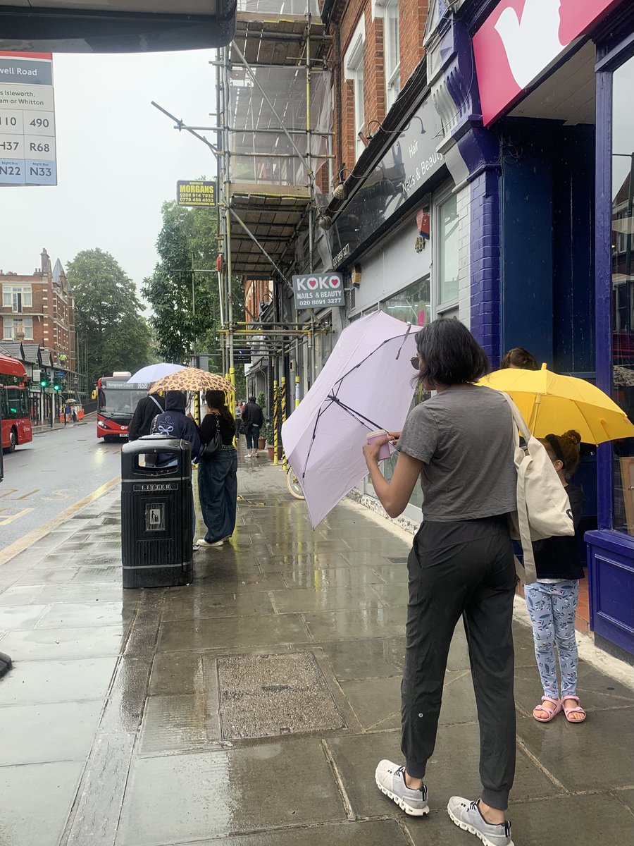 ruths_gallery's tweet image. It started raining as we finished our walk around Kew Gardens this afternoon and by the time we reached Twickenham it was coming down quite fast!
#kewgardens #RainyDay #rain #umbrella #richmond