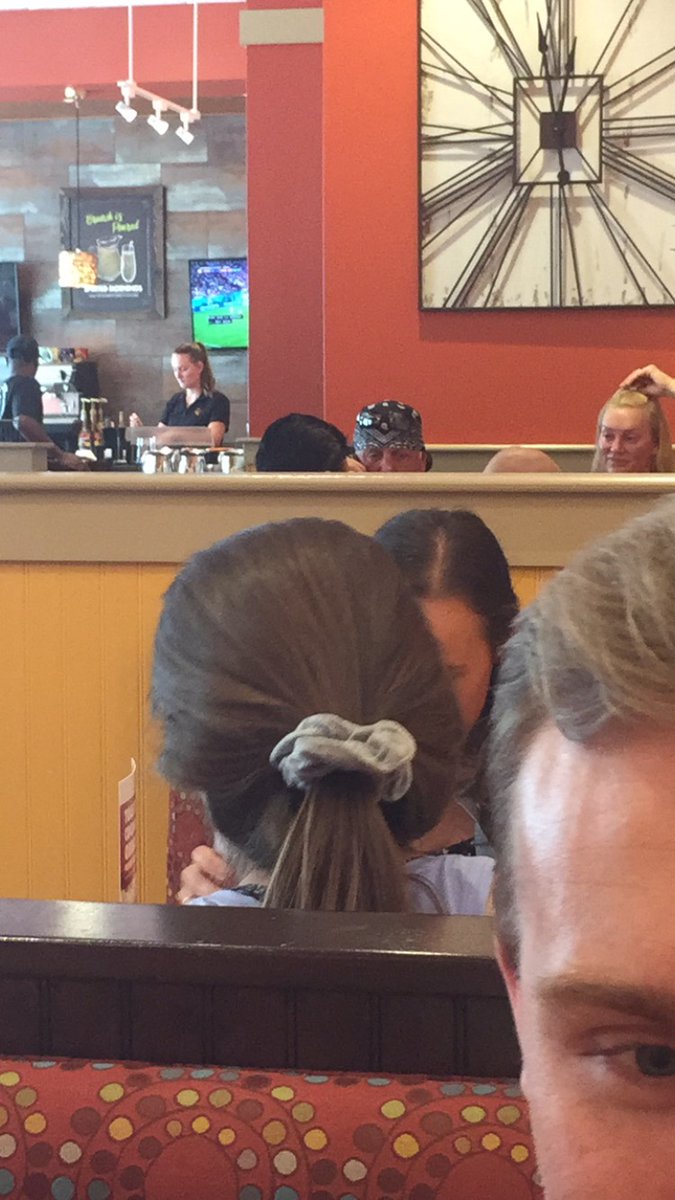MarkBergin_'s tweet image. In June 2018, I was finishing up brunch with friends at @BrokenEggCafe in Clearwater Beach. In walked "Hollywood" himself ... none other than Hulk Hogan!
Even though he was in his 60s at that point, he was still jacked & he had a commanding presence.
I'll never forget it. RIP.