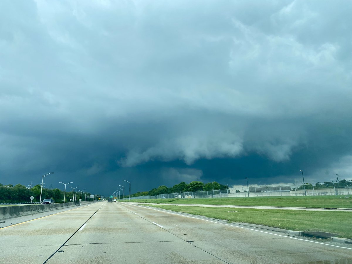 SibleyDerek's tweet image. Strong storm near Kenner. Looks like a wall cloud was trying to form. #lawx