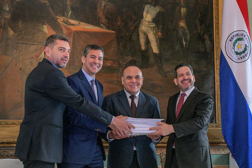 Ejecutivo presenta al Congreso paquete de 10 leyes para la transformación económica del Estado

(Redacción: Prensa – Dirección de Comunicación). En una ceremonia protocolar desarrollada en Palacio de López, el presidente Santiago Peña y el vicepresidente Pedro Alliana entregaron,