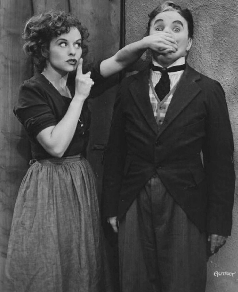 ciro91797444305's tweet image. #seCercate una parola ...
cercatela leggera,
che dica tutto
col peso di niente.
Serena serata #Family di #UnTemaAlGiorno
📷 Charlie Chaplin e Paulette Goddard