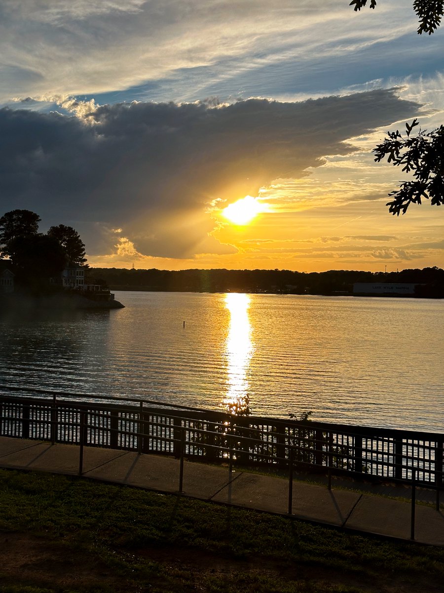 jahan_asante's tweet image. a sunset is heaven&apos;s canvas,
   ... evening 🧡
