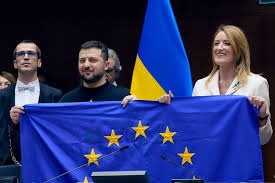 VolkerEifel's tweet image. Alle, welche die Demonstrationen in der 🇺🇦 als Anti-Selensky-Demos propagieren liegen falsch, es wird gegen ein fehlerbehaftetes Gesetz demonstriert. Es ist eine Demonstration für Europa, dessen Werte und gegen Korruption, Putin und gegen 🇷🇺 Einfluss.