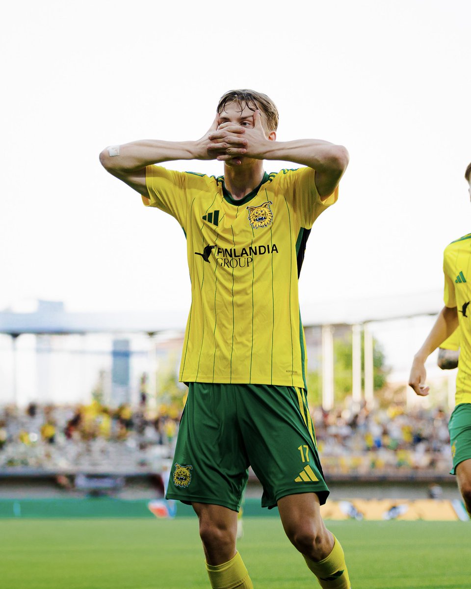 ilvesfootball's tweet photo. Marre 🫱🏻😤🫲🏻

Marius Söderbäckille merkattiin voittomaali Ilveksen kaataessa AZ Alkmaarin luvuin 4-3! 🔥

#Ilves #UECL #ConferenceLeague https://t.co/ZoINmGEpVB