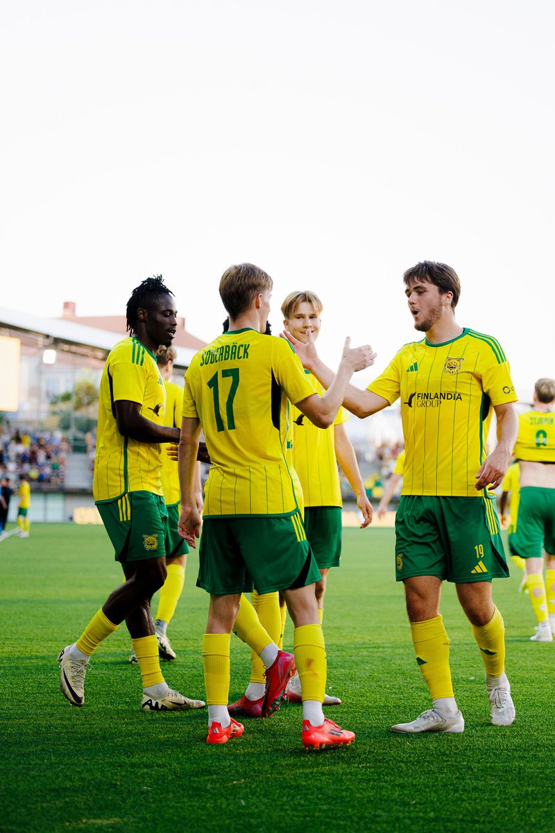 ilvesfootball's tweet photo. Marre 🫱🏻😤🫲🏻

Marius Söderbäckille merkattiin voittomaali Ilveksen kaataessa AZ Alkmaarin luvuin 4-3! 🔥

#Ilves #UECL #ConferenceLeague https://t.co/ZoINmGEpVB