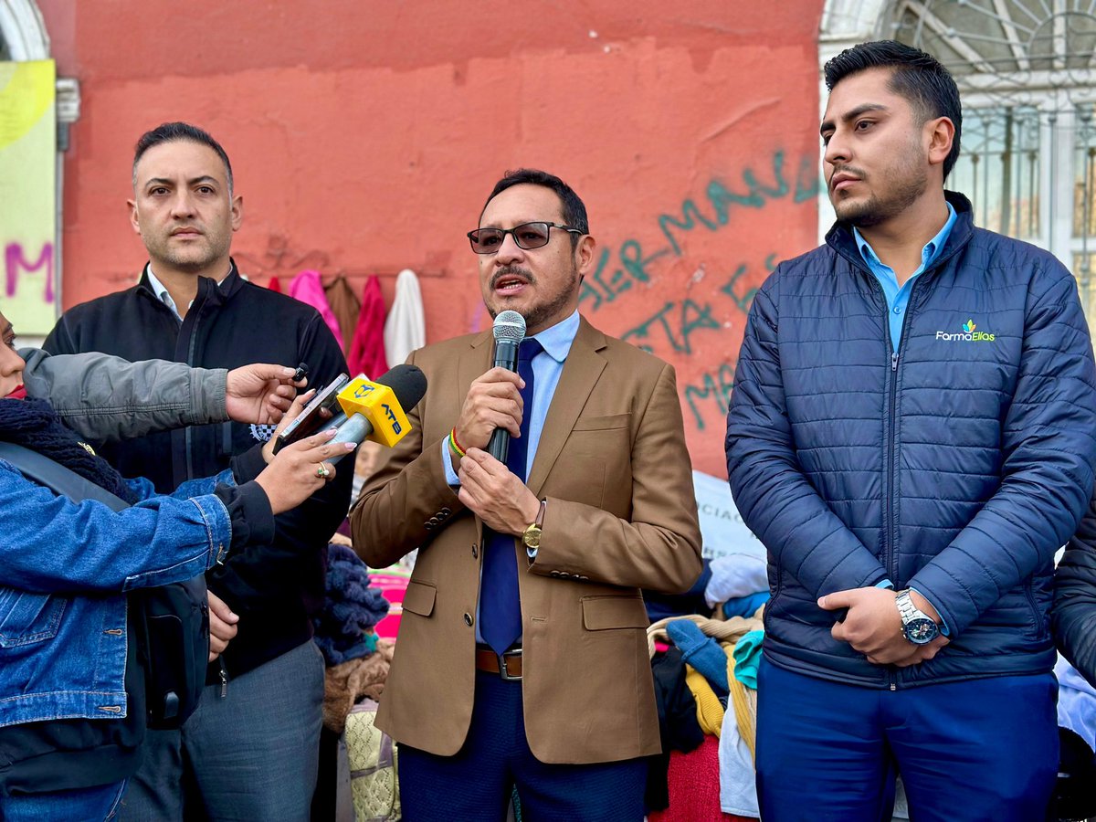 ConcejoGamc's tweet photo. Con el objetivo de recolectar ropa abrigada para grupos vulnerables en situación de calle o de escasos recursos, el municipio cochabambino lanzo la campaña perchero invernal del 17 de julio al 5 de septiembre https://t.co/eFDOCpn9sF