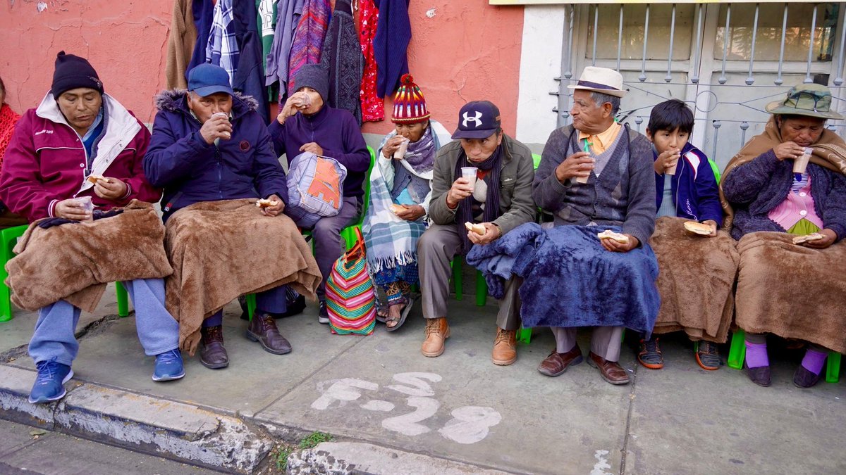 ConcejoGamc's tweet photo. Con el objetivo de recolectar ropa abrigada para grupos vulnerables en situación de calle o de escasos recursos, el municipio cochabambino lanzo la campaña perchero invernal del 17 de julio al 5 de septiembre https://t.co/eFDOCpn9sF