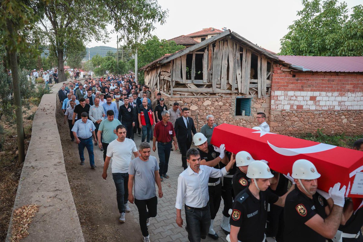 📍Beyağaç

Geriçam ve Sazak’ta, iki ayrı mahallemizde aynı yürek acısı...

Şehitlerimiz Hilmi Şahin ve Sercan Ütni’yi ebediyete dualarla uğurladık. Sadece iki fidanı değil, bir memleketin yüreğini toprağa verdik. Acımız büyük, hatıraları ömrümüz kadar aziz...

Mekânları cennet