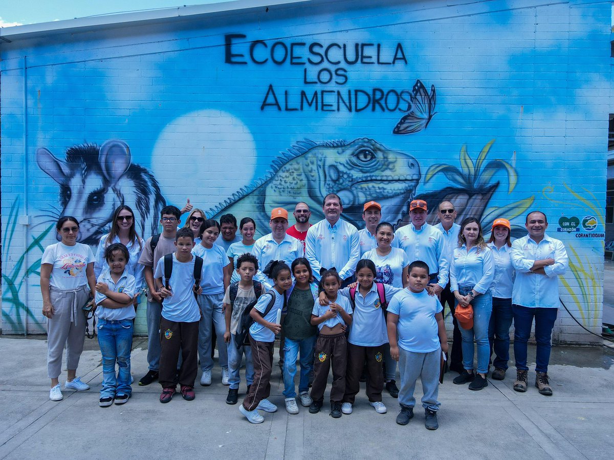 ANI_Colombia's tweet photo. @ostoyar @robeuparelabrid @Devimar_SAS @MinTransporteCo @petrogustavo @SomosSacyr 👷🏻‍♂️ Dentro del componente social con el que cuenta el proyecto #Mar1 🛣️, encontramos la Ecoescuela “Los Almendros”, clave para el desarrollo de Santa Fe de Antioquia🙌🏼. https://t.co/L2l1tZZ0Yu