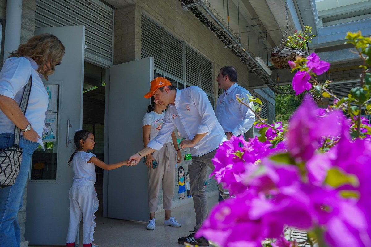 ANI_Colombia's tweet photo. @ostoyar @robeuparelabrid @Devimar_SAS @MinTransporteCo @petrogustavo @SomosSacyr 👷🏻‍♂️ Dentro del componente social con el que cuenta el proyecto #Mar1 🛣️, encontramos la Ecoescuela “Los Almendros”, clave para el desarrollo de Santa Fe de Antioquia🙌🏼. https://t.co/L2l1tZZ0Yu