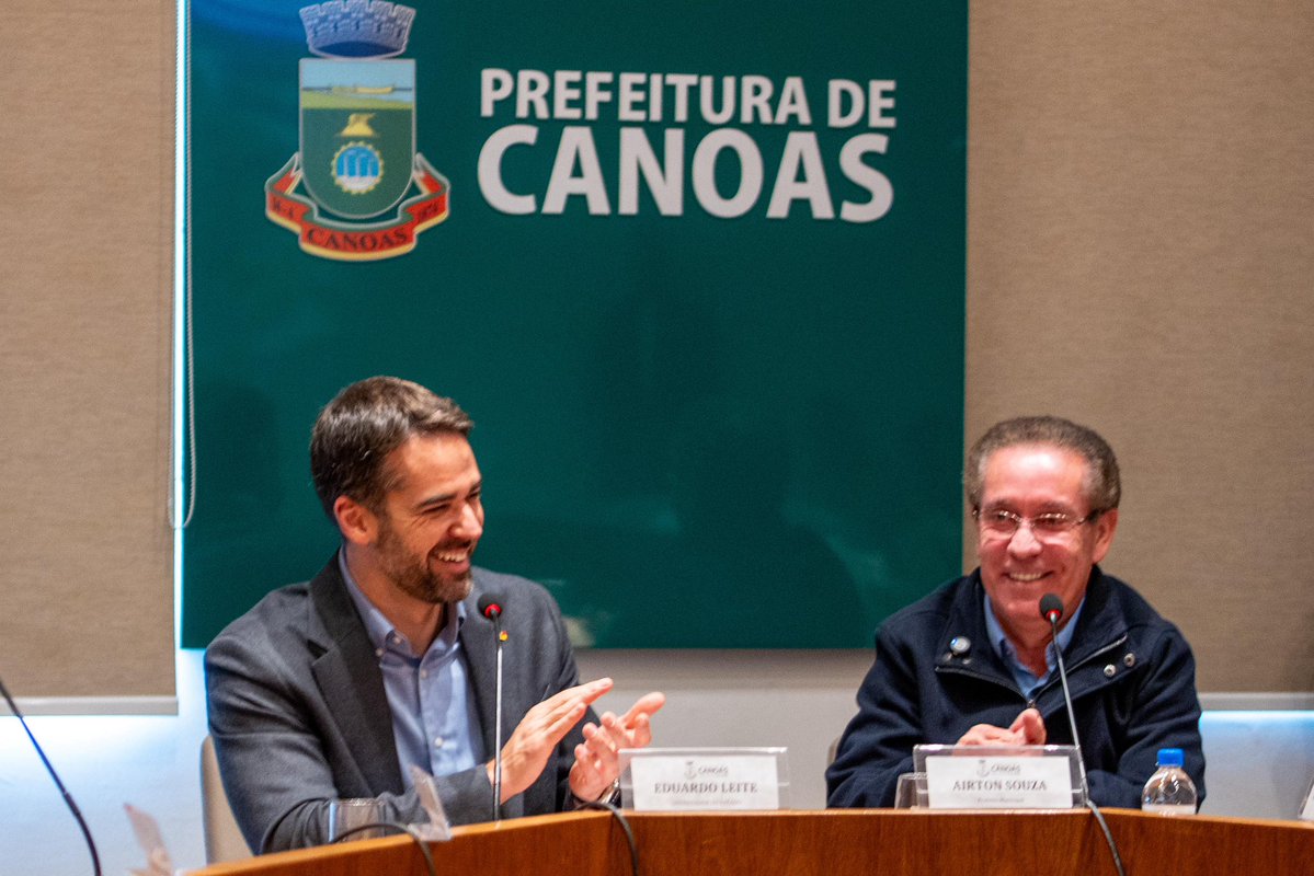 EduardoLeite_'s tweet image. Em Canoas, confirmei ao prefeito Airton a liberação de R$ 179,7 milhões do Estado para a recuperação dos sistemas de proteção contra cheias da cidade. A primeira parcela, de R$ 62,8 milhões, já está na conta da prefeitura. É recurso do Fundo a Fundo da Reconstrução, que faz parte…