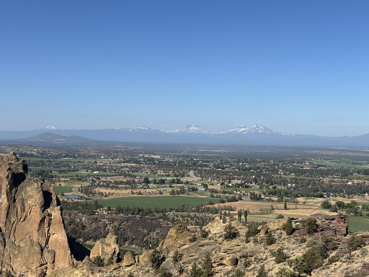 scottinthe503's tweet photo. Three Sisters and Mt. Bachelor
#goseestuff https://t.co/H4Iwfc2yMW