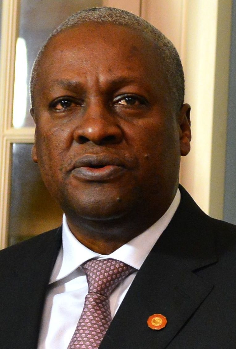 FlashRose11's tweet image. Mahama is making billions of dollars for his families and brother .....but someone who sleep in kiosk and can't afford whatever he or she need will defend this slave leader and criminal government on social media.. later go bed angry..... shameless fools .,.