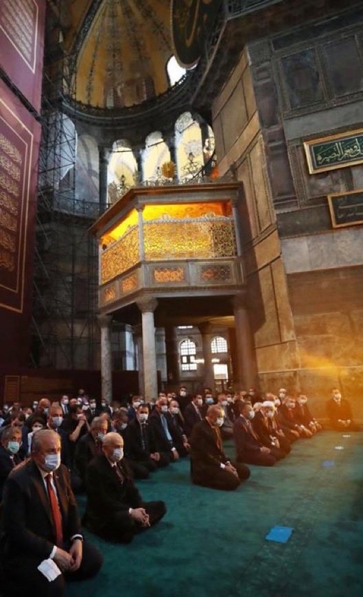 Cumhurbaşkanımız <a href="/RTErdogan/">Recep Tayyip Erdoğan</a>, Küresel vesayetlerle mücadele ederek Ayasofya'yı 86 yıl sonra ibadete açan imzayı attı. 
Ayasofya'da namaz kılmak nesillerin özlemiydi! Fatih Sultan Mehmet Han'dan miras bu mabette sonsuza dek ibadet edilecek
#AyasofyaCamii <a href="/ayasofyacamii/">Ayasofya-i Kebîr Cami-i Şerîfi</a>