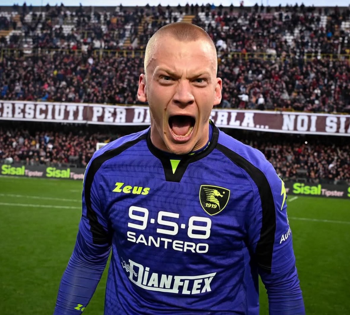 FabrizioRomano's tweet image. 🚨🇦🇹 Excl: Sturm Graz sent official loan proposal to Fiorentina for Danish GK Oliver Christensen.

Negotiations underway.