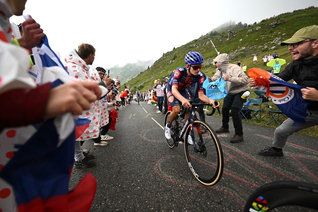 rouleur's tweet image. Red Bull, Oscar Onley and the Tour de France's complicated fight for the podium
Oscar Onley put 1:39 into Florian Lipowitz on the Col de la Loze, after Red Bull were aggressive all day
Read more: l8r.it/rSse