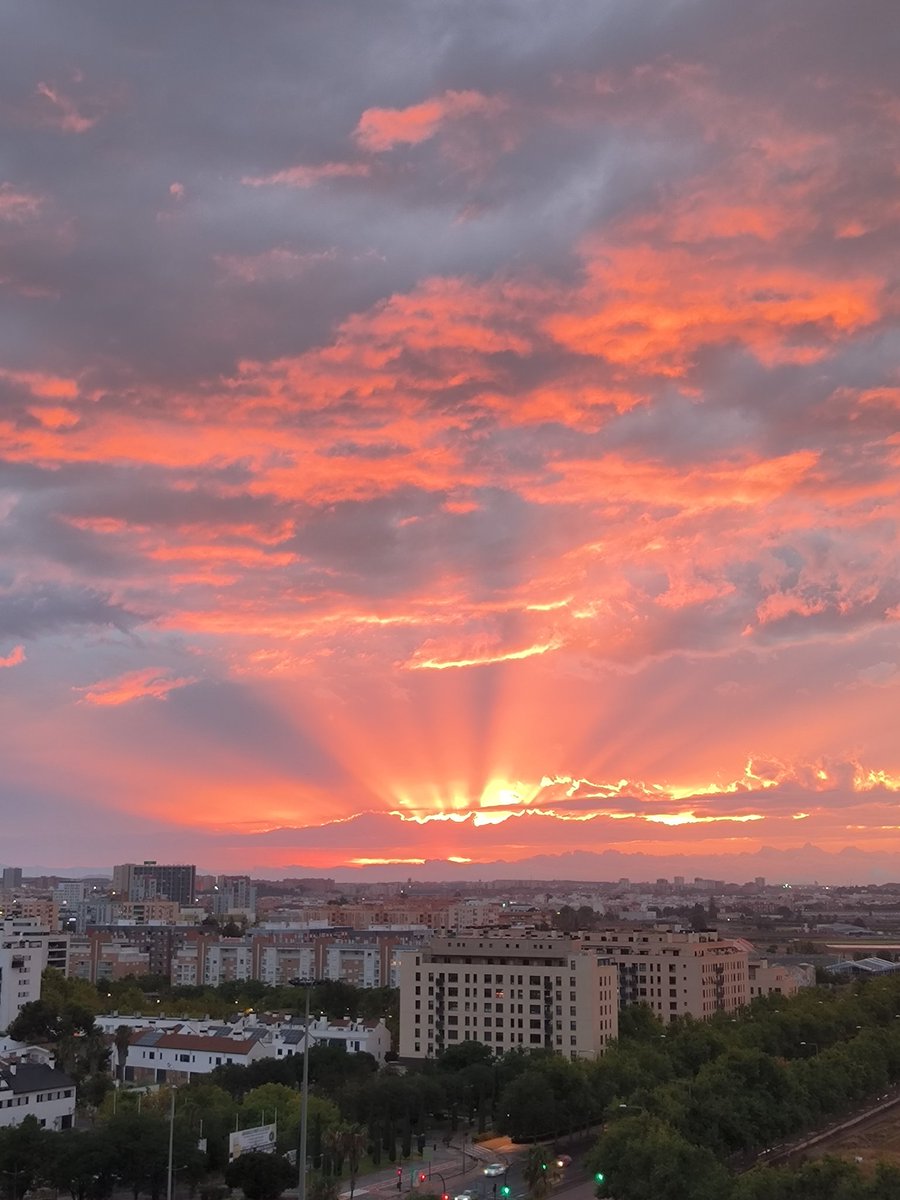 Bona nit 🔥 #Valencia ❤️
 #candilazo #atardecer
  #rayoscrepusculares