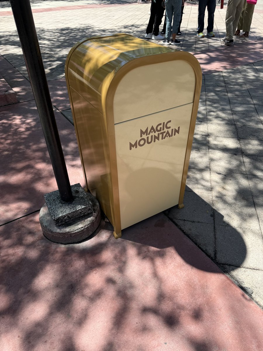 ParkObsession's tweet image. Really loving the new trash cans around the park. It’s the little things! 🙌