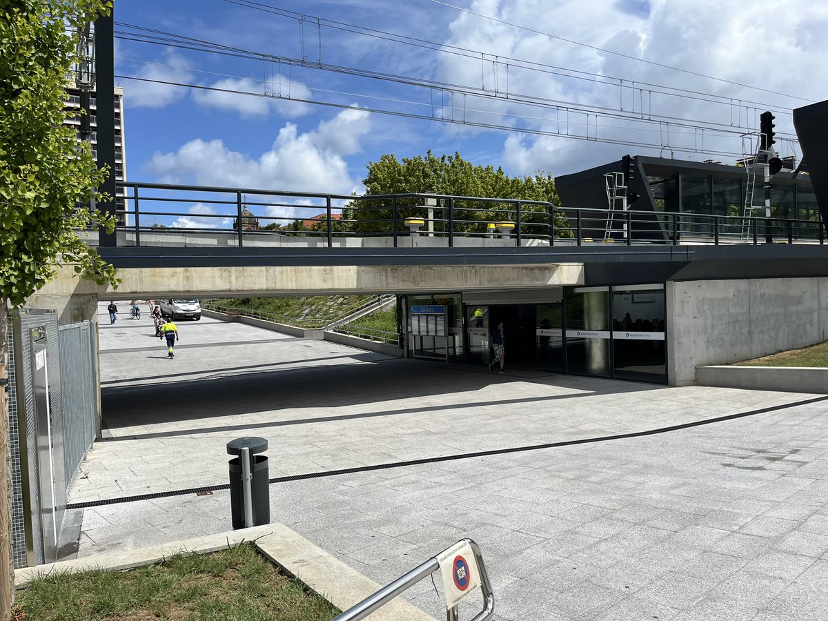 📍Zarautz, Euskadi

Aquest és el model de pas inferior al qual caldria avançar i emmirallar-se a Catalunya i no pas cap altre.

Evidentment, no tots els casos poden ser així, però hem de partir de màxima diafanitat com a criteri preliminar.