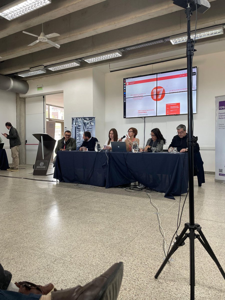 EmaStreetP's tweet image. Aquí en la Universidad Nacional de Rosario, en el congreso nacional de ciencia política, escuchando a los diputados Germán Martínez, Maximiliano Ferraro, María Eugenia Vidal y la senadora Carolina Moisés. Veremos cuánto le pegan a Milei...