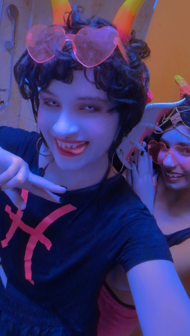 StrngeNightmres's tweet image. Meenah and Feferi head out to the beach (ft my little sister!!) #Homestuck  #cosplay