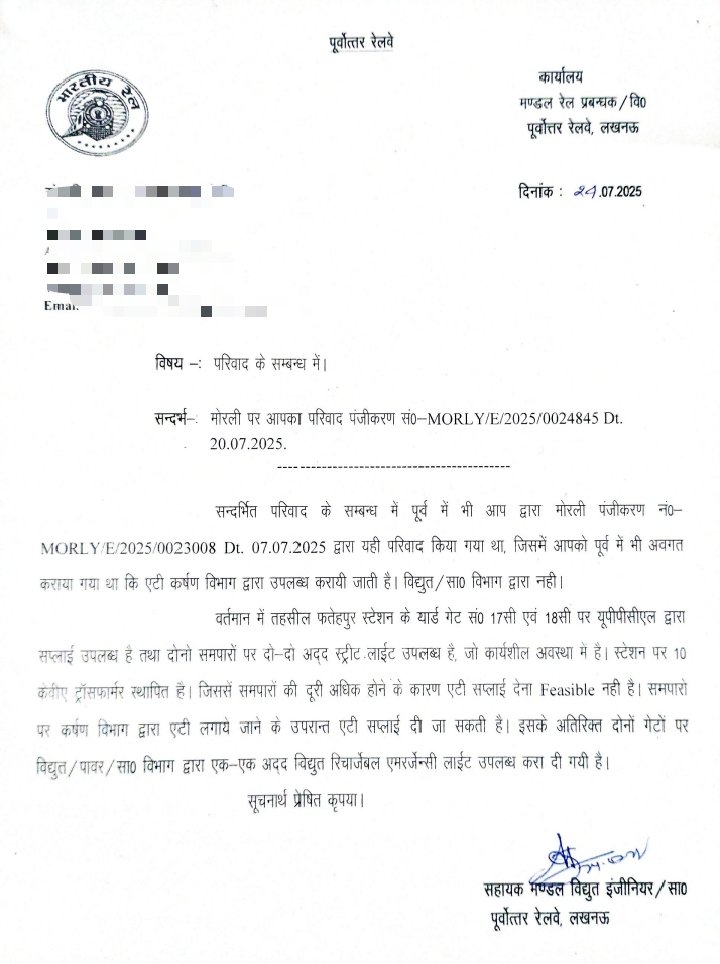 THEMOTIVAT68585's tweet photo. @RailMinIndia @RailwaySeva @Railwhispers @nerailwaygkp पहले इंजीनियर बोले ‘AT सप्लाई चालू है’, फिर बोले ‘Feasible नहीं’ – अब गेट लॉज के लिए दो टॉर्च ही काफी हैं! 🙃🔦 #railwayreforms #RailwayLogic #SafetyFirst” https://t.co/BHBrzLOxQQ