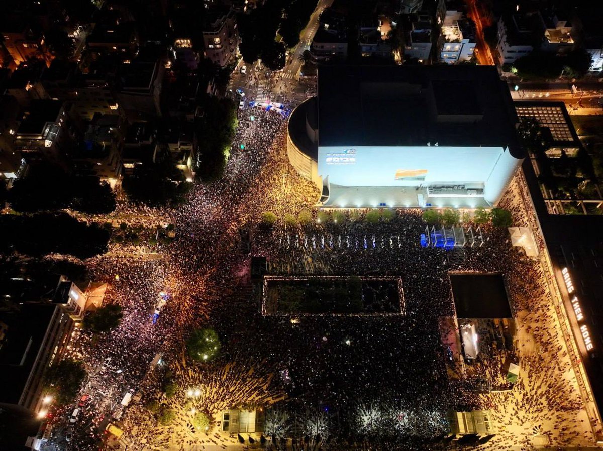🇮🇱🇵🇸 — A photo of the massive anti-war demonstration at Habima Square in Tel Aviv consisting of 10,000+ Israeli protesters.