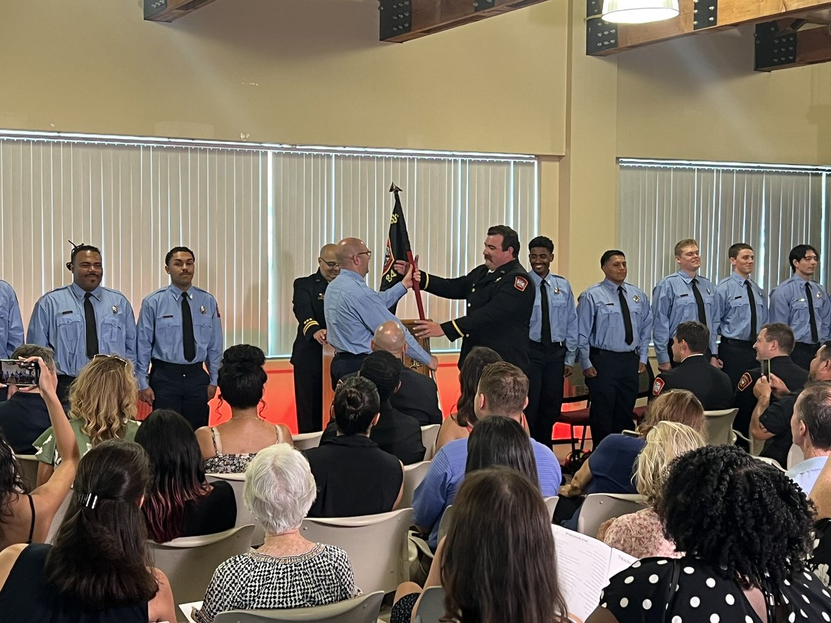 ArlingtonVaFD's tweet image. Huge congrats to Recruit Class 84! 🎉 RC84 started with 18 recruits and graduated all 18—an incredible achievement. They'll be staffing rigs and answering calls as soon as Sunday. Well done, and best of luck during probation! Stay sharp and keep up the great work! 🚒🔥