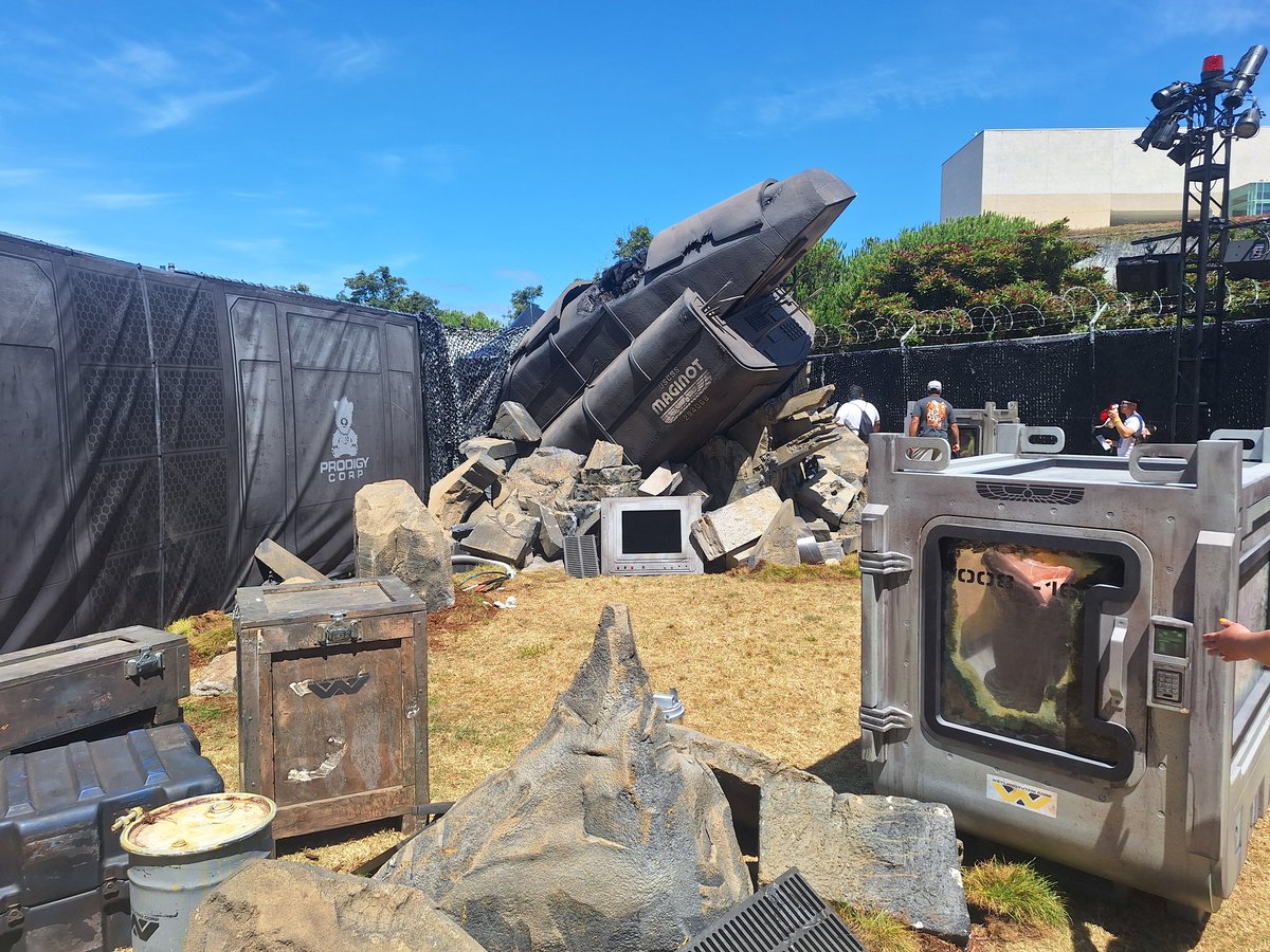 MediaMikes's tweet photo. There's an #Alien lurking at #SDCC #alienearthfx https://t.co/fUeasNUc8d