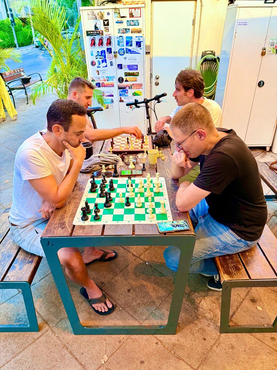 קצת אסקפיזם. יוזמה קהילתית מקסימה. שחמט בנורדאו. מעל 300 חברים בקבוצת וואטסאפ. קובעים ובאים לשחק. בכל הרמות.