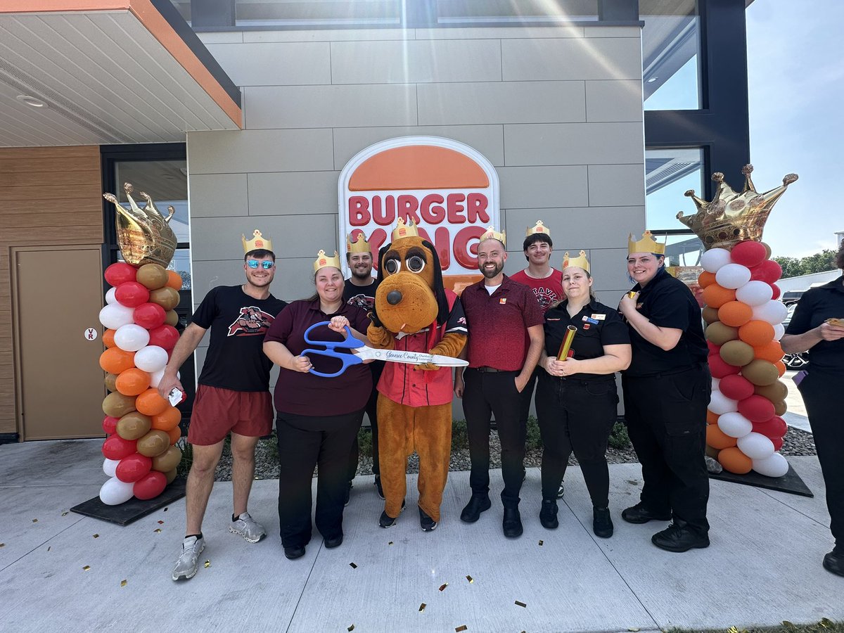 BataviaMuckdogs's tweet image. Today the Muckdogs took part in Burger King’s grand opening of their new location on West Main St.🐾🍔
Tonight if we win, you win!
With a Muckdogs win, you get a free hamburger redeemable at the new location!
Call 585-524-2260 to get your tickets!
#burger #burgerking #godogs