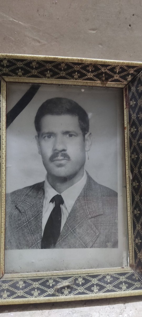 SAiYMUOON_1974's tweet image. پدرم : ۵۲ سال پبش ...🏴🏴🏴
پروردگارا ، پدرم را در بهشتت
جاودانه مرهمت بفرما 🤲🏻🏴