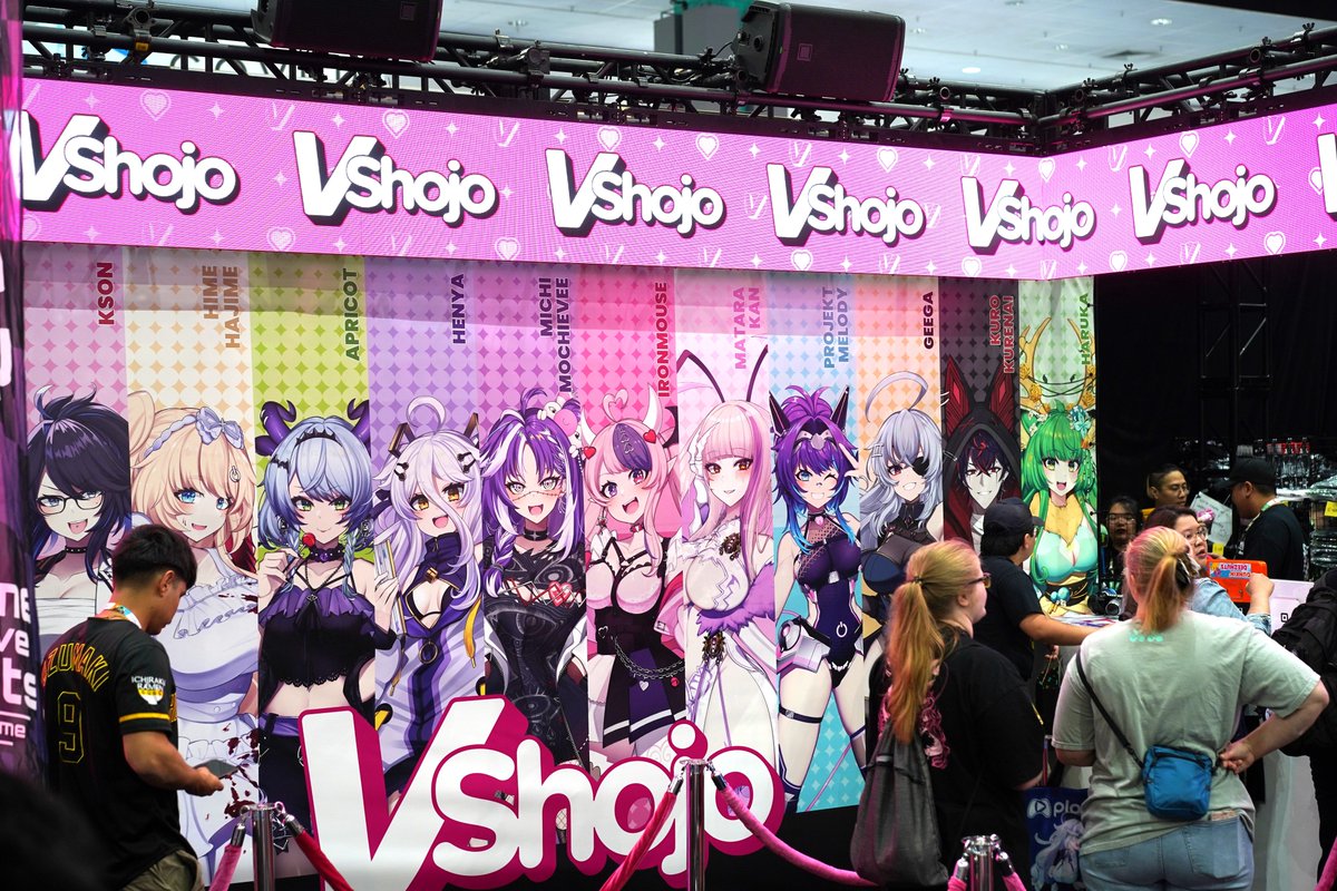 LC_Lapen's tweet image. Looking at these VShojo photos from just the last few years at AX feels so surreal now
Like being on the deck of the Titanic before the iceberg