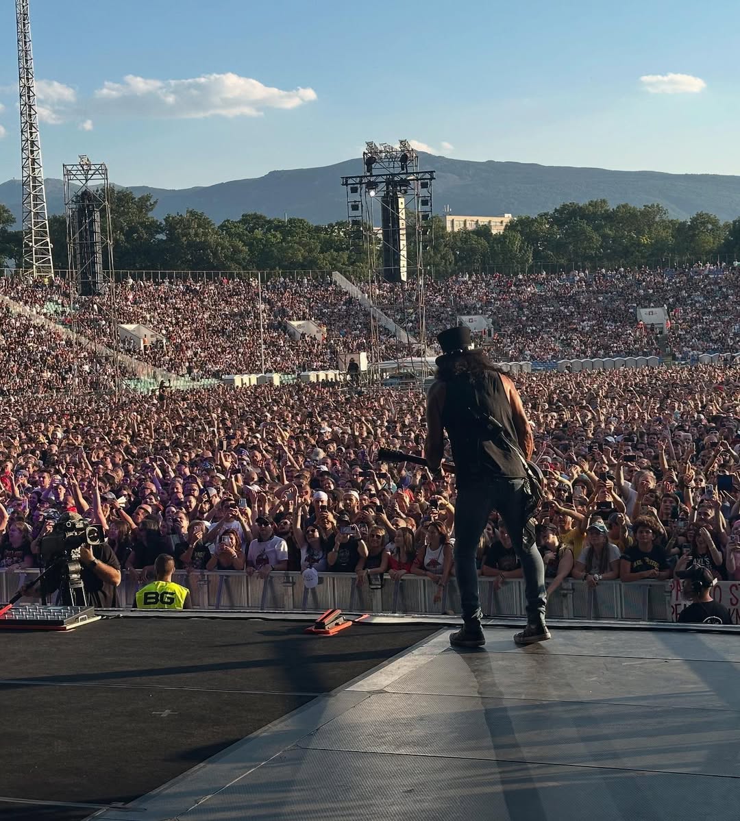 SlashNews1's tweet image. #Slash at Vasil Levski National Stadium, Sofia (Bulgaria) - July 21st
Ph: IG user xbrownstonexx, Del James and Tsukasa Sasaki
#gnr #gunsnroses