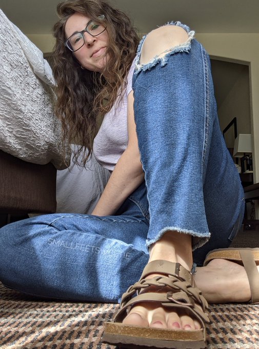SmallFeetSweetie - Anyone into painted toes? https://t.co/tBbYgO7G3H
