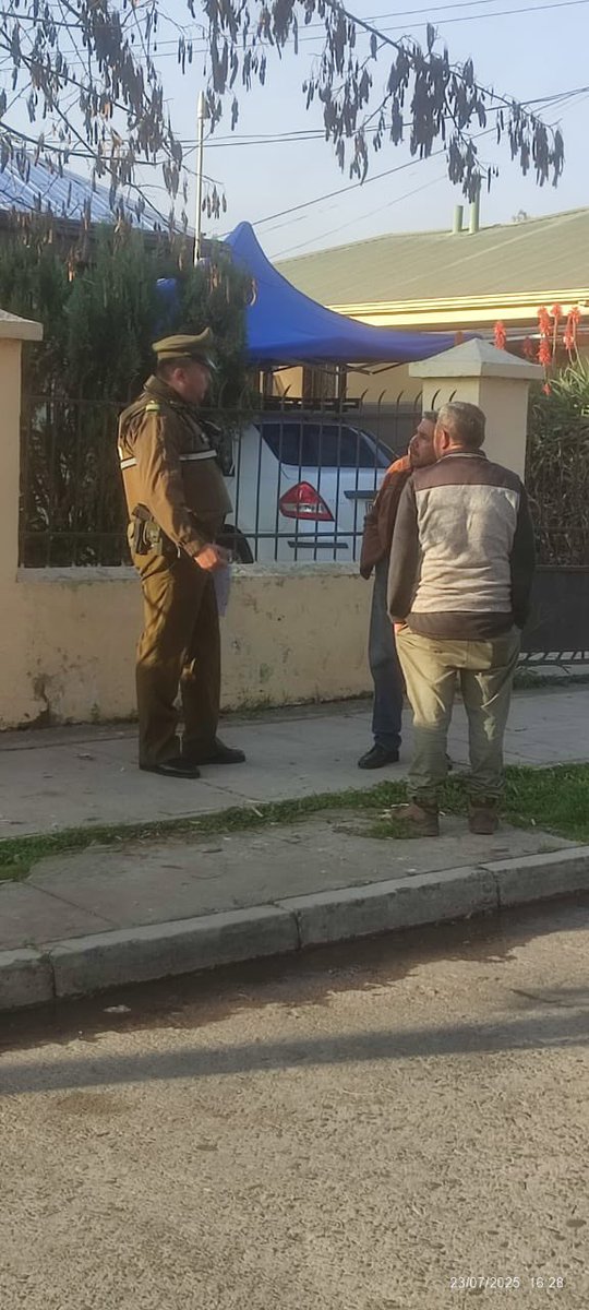 CarabPrefecSur's tweet image. #LaCisterna: @CarabMicc de la 10ª Comisaría, realizan entrevistas prevención hogares en calle Ciencias intersección calle San Eduardo, entregando recomendaciones y medidas de seguridad para prevenir delitos.
#CarabinerosDeTodos
